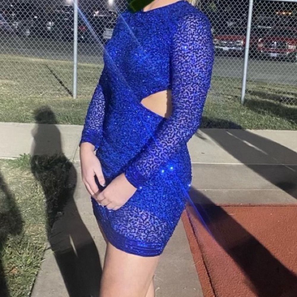 SHORT BLUE SEQUINED LONG SLEEVE/BACKLESS-DESIGNER-ALETA-SIZE 4-100% POLYESTER